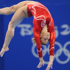 爱游戏电竞-乡村特色骑马节，感受民族文化中的运动魅力，骑马宣传