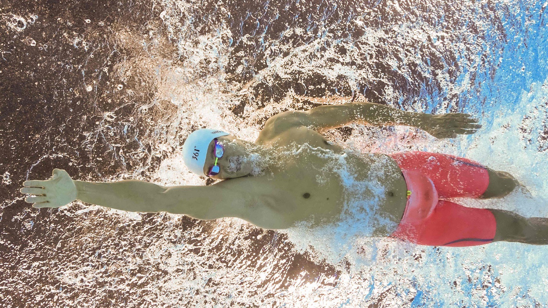 传统跑马灯游行中的体育元素，文化与运动的结合，跑马灯样式